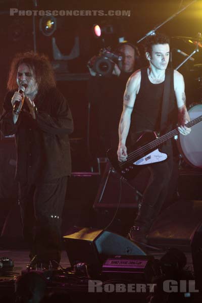 THE CURE - 2008-03-12 - PARIS - Bercy - Robert James Smith - Simon Jonathon Gallup